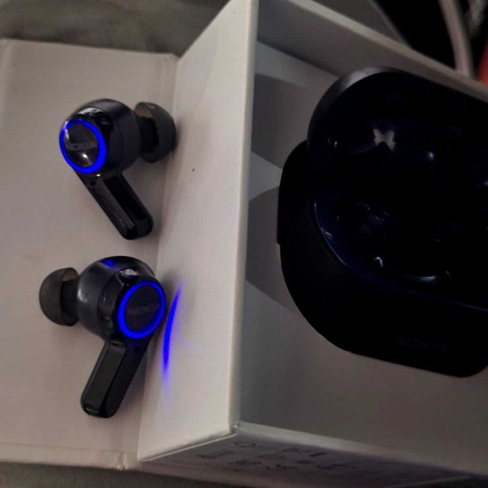 Nokia Clarity Earbuds Black/Translucent Blue. If listening to music or on a call